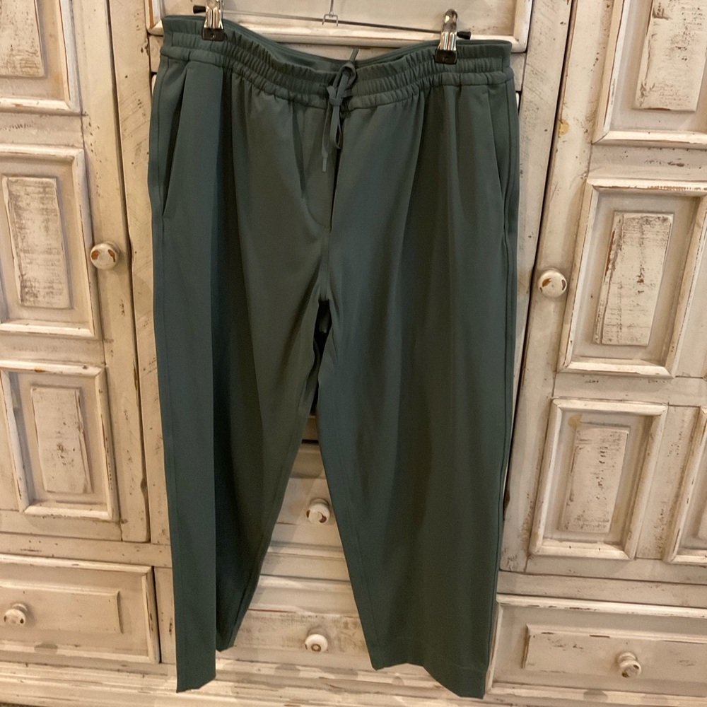 Lululemon NWOT Tapered-leg Mid-rise Crop 25” Luxtreme - Green